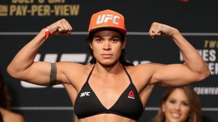 Нуньес стала первой в истории чемпионкой UFC в двух весовых категориях.
