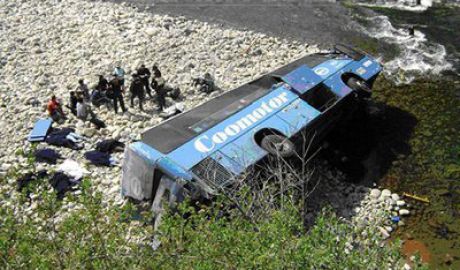 Cel puţin 20 de oameni au murit în această dimineaţă în China, după ce un autobuz care transporta o trupă de operă s-a prăbuşit într-o prăpastie, scrie presa locală, citată de Mediafax.