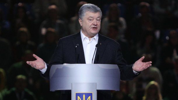 Сам Порошенко накануне заявил, что с сегодняшнего дня начинает серьёзную подготовку ко второму туру.