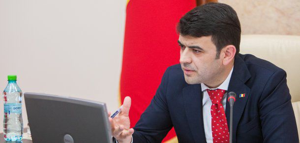 Chiril Gaburici, vrea să știe de ce perfectarea actelor de identitate durează tocmai o lună. Foto: gov.md