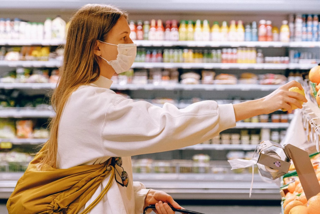 В России производители продуктов начали чаще уменьшать размер упаковки, сохраняя цену.