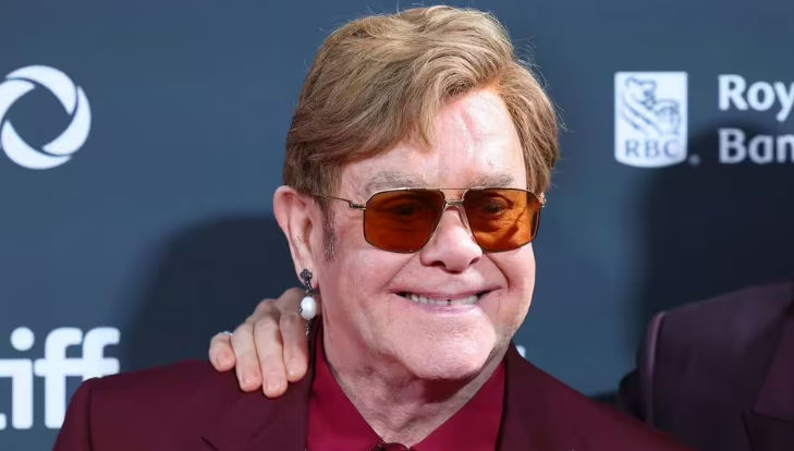 Elton John a apărut pentru prima dată în public după ce și-a pierdut parțial vederea.