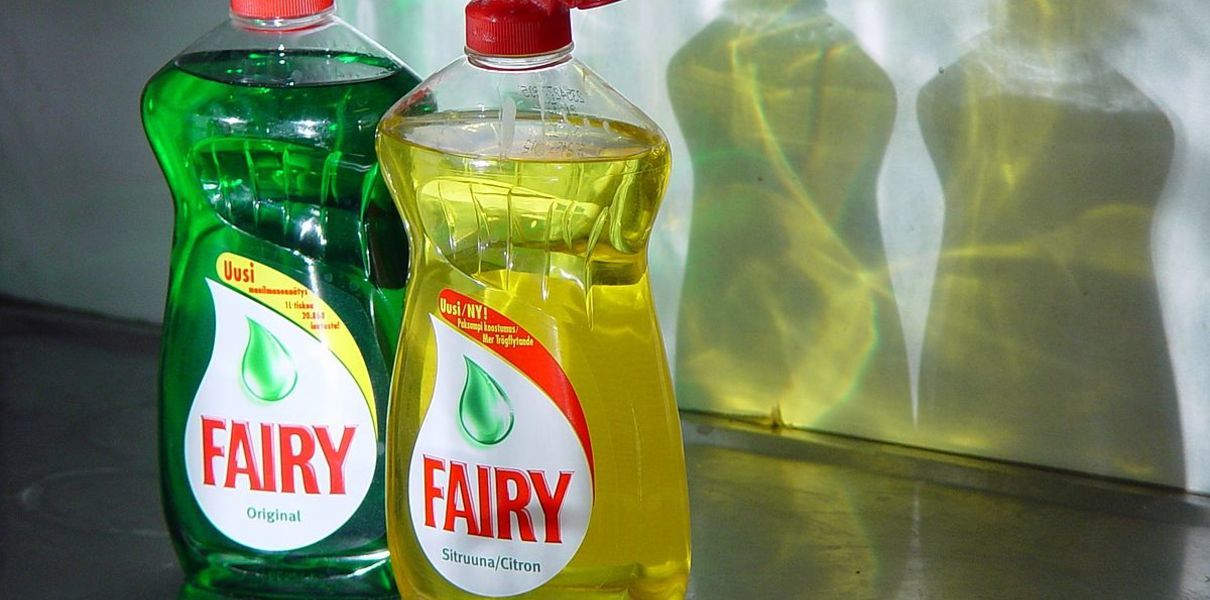Спасатели нашли бутылку от Fairy, которая больше 50 лет плавает у побережья Великобритании.