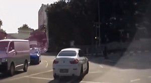 Гость из будущего: видео ДТП с "машиной-призраком" вызвало споры в сети.