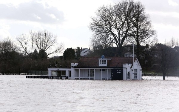 Inundatiile care au lovit Marea Britanie in ultimele saptamani au fost atat de puternice incat numeroase animale au fost lasate pe camp sa moara.