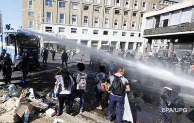 Полиция применила водометы и резиновые дубинки, чтобы разогнать толпу. 