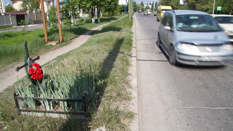 Crucile de-a lungul traseului Chişinău-Hânceşti vor fi scoase. Foto: timpul.md