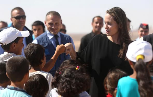 Angelina Jolie, acuzată că a exploatat copiii nevoiași.