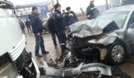 Autobuzul era condus de un bărbat de 40 de ani. Atât conducătorul auto, cât şi pasagerii nu au avut de suferit de pe urma accidentului.