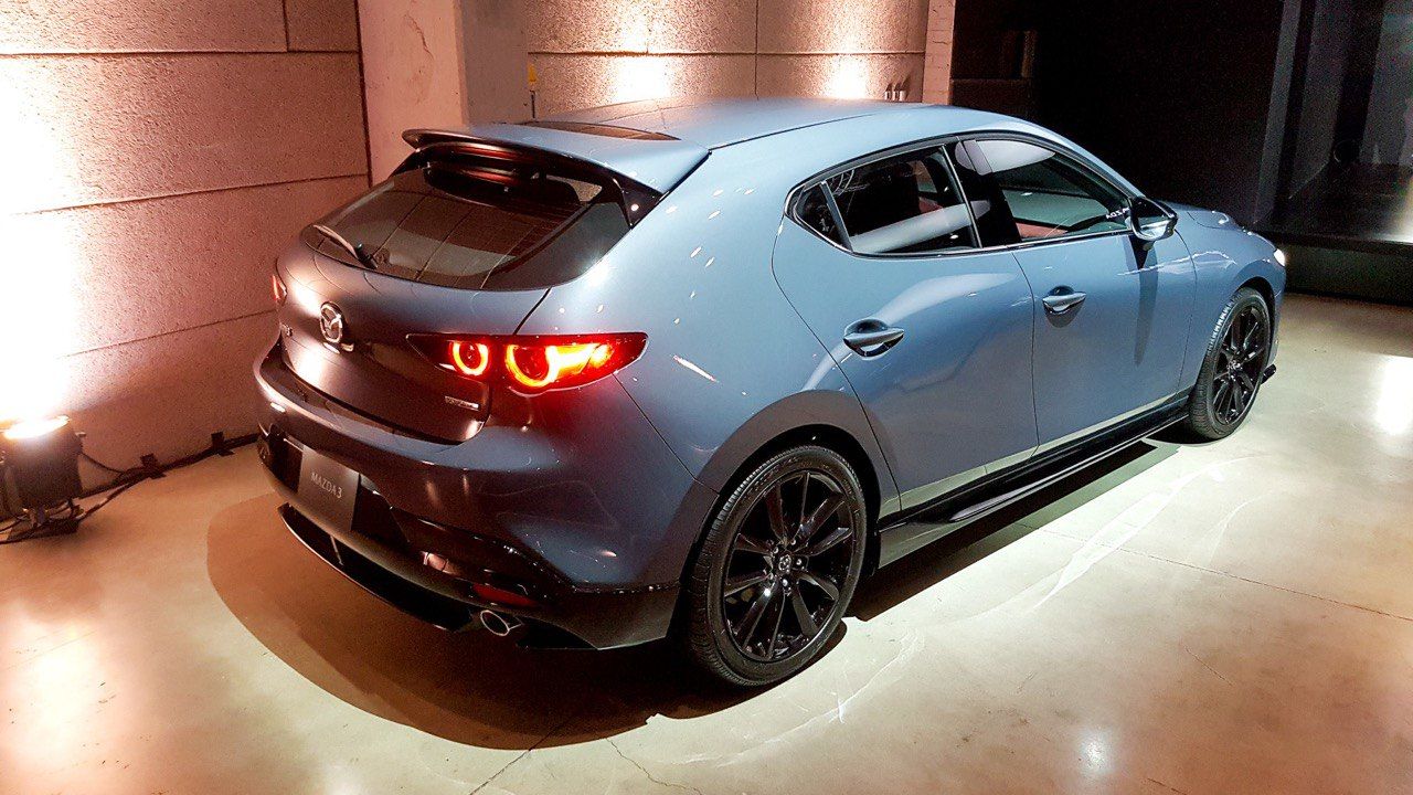 Mazda презентовала новую «трёшку»: седан и хэтчбек.