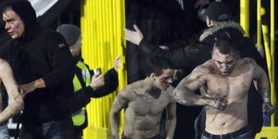 Ultraşii unei echipe de fotbal au fost dezbrăcaţi şi arşi cu torţele.