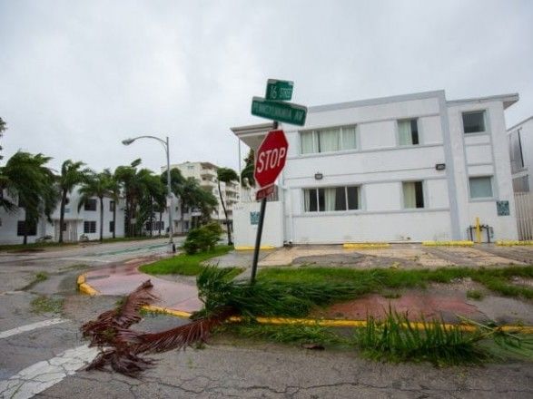 Трамп одобрил декларацию о введении ЧС во Флориде из-за урагана "Дориан".