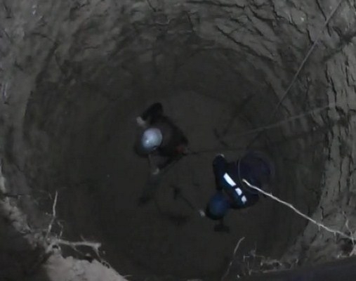 Barbatul curata fantana, cand un mal a cedat si a cazut peste el.
