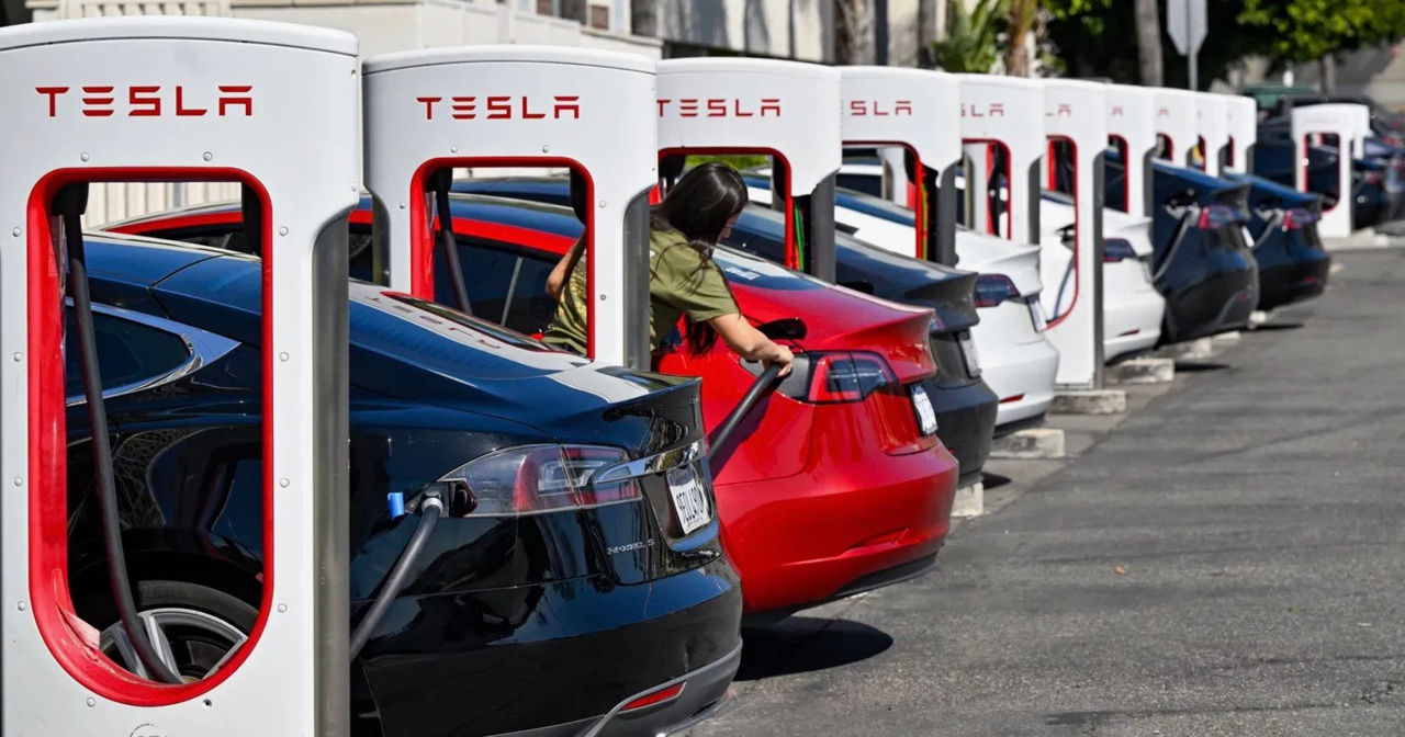 Tesla уступила лидерство на рынке электромобилей.