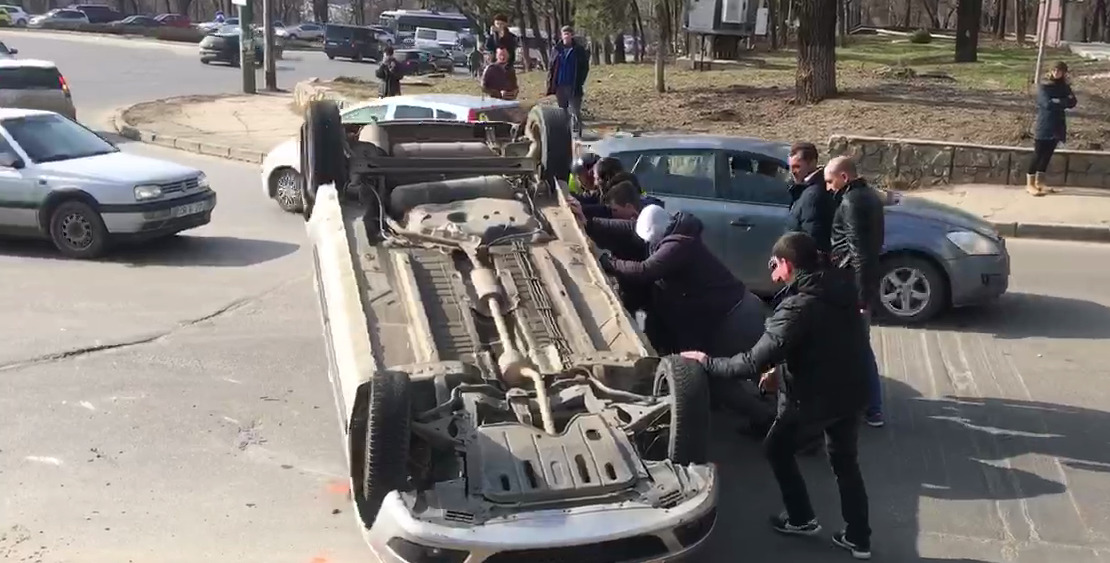 На Рышкановке в результате ДТП перевернулась машина такси.