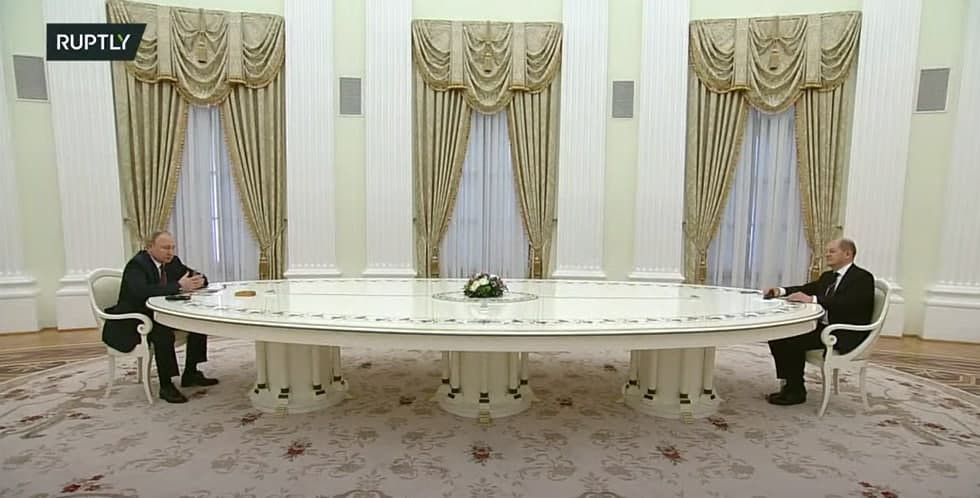 Канцлер Германии Олаф Шольц отказался сдавать российский ПЦР-тест на коронавирус.