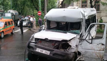 Starea celor patru pasageri care au ajuns la spitalul după accidentul de ieri este de gravitate medie. Foto: facebook.com