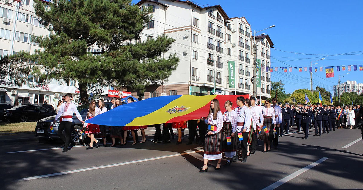 Ziua Independenței, marcată la Ialoveni cu un tricolor imens.
