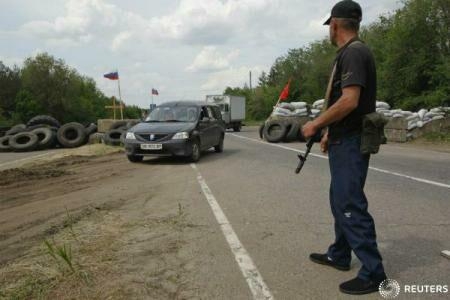 Cele doua tabere fac uz atat de arme de calibru mic, cat si de lansatoare de grenade.