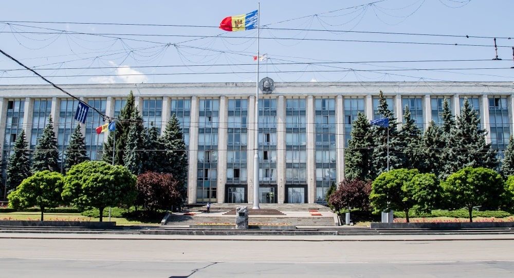 На основании нового закона уволено 20 госсекретарей.
