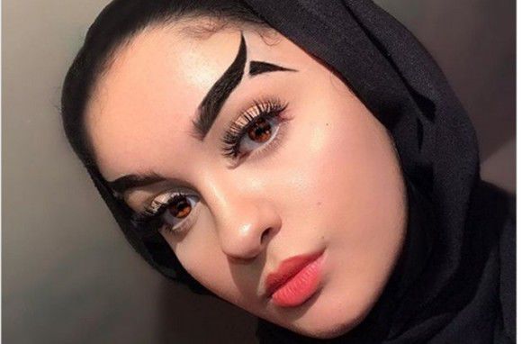 Stilista americană Huda Kattan, makeup artist de top, a lansat o nouă modă la sprâncene.