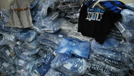 Totodată, au fost depistate, tăinuite sub colete, peste 5 mii articole de îmbrăcăminte şi încălţăminte