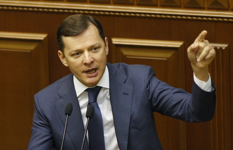 Никто из журналистов и парламентариев, наблюдавших за этой сценой, не вмешался.