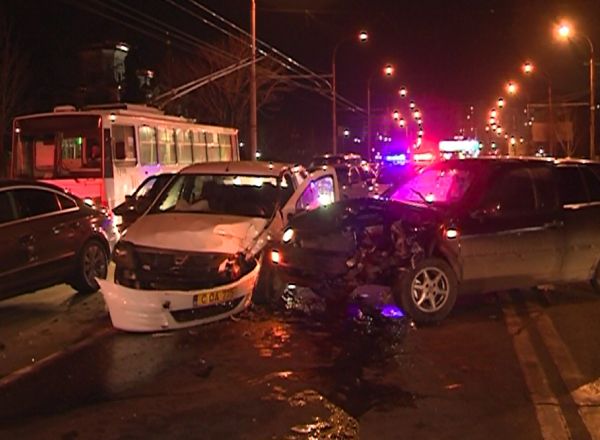 O masina a iesit pe contrasens, lovind un taxi. Foto: protv.md