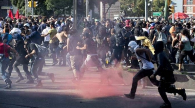 Lupte stradale au izbucnit într-un orăşel din Statele Unite, după ce un tribunal a decis să nu pună sub acuzare un poliţist care a ucis un tânăr afro-american neînarmat.