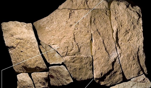 Blocul gravat a fost descoperit în 2007, într-un fost adăpost stâncos