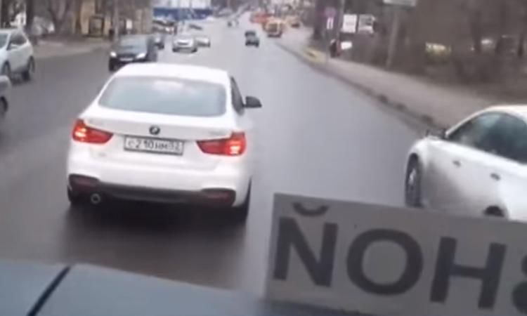 Автохам из Нижнего Новгорода, не давал проехать автобусу с детьми, подрезая его.
