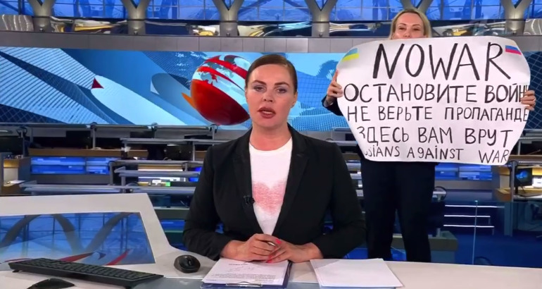 Девушка с плакатом Nowar ворвалась в студию новостей "Первого канала".