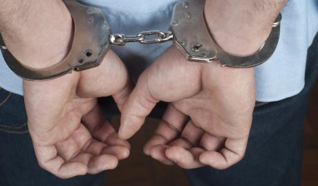Trei indivizi, arestaţi pentru contrabandă cu mercur alb. Foto: nineoclock.ro