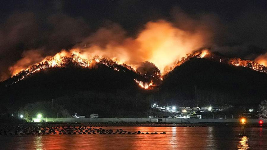 În Japonia, 1.400 de pompieri luptă cu incendii forestiere de amploare.