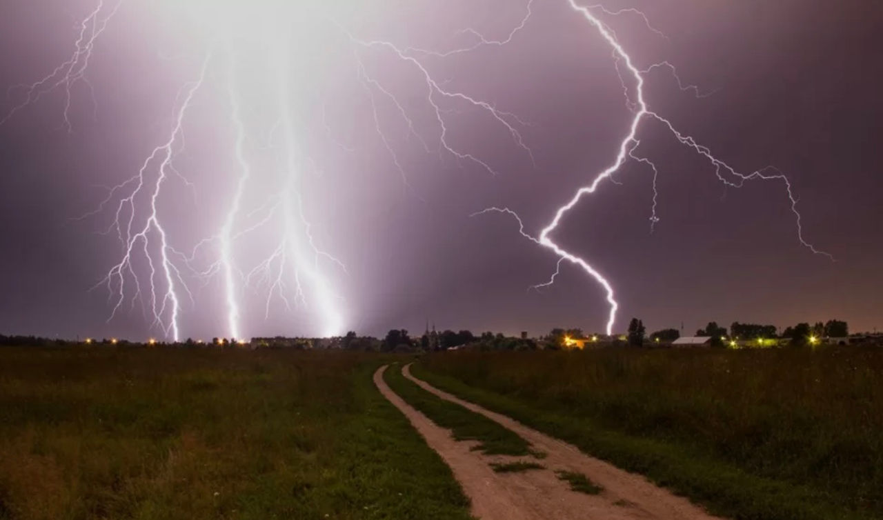 Prognoza meteo: Se așteaptă ploi cu descărcări electrice.