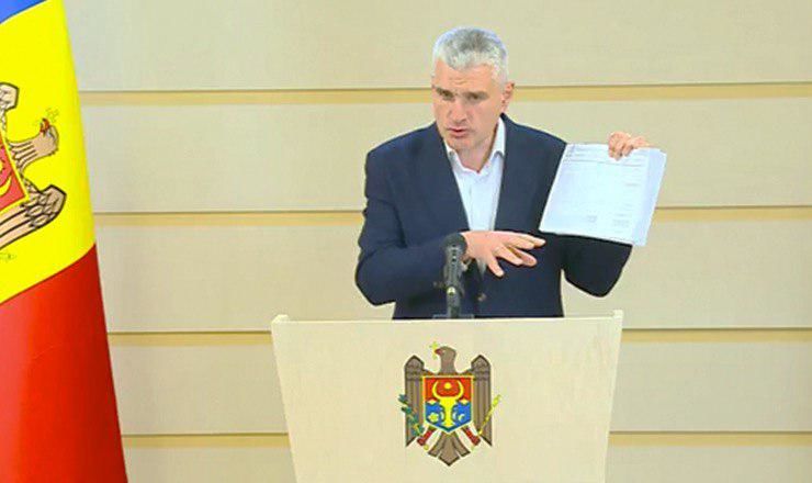 Депутат от блока ACUM Александр Слусарь.