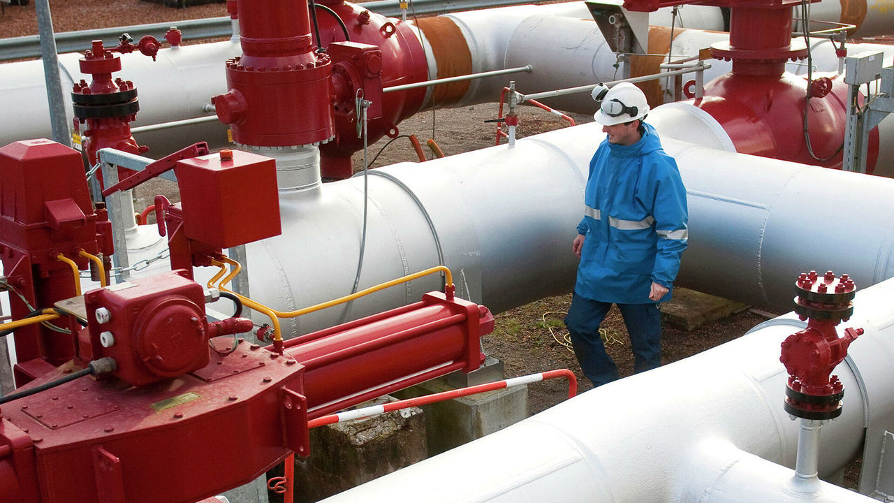 Цена фьючерсов на газ в Европе завершила торги выше 1400 долларов.