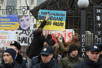 Погромщикам удалось бросить в здание посольства несколько коктейлей Молотова.