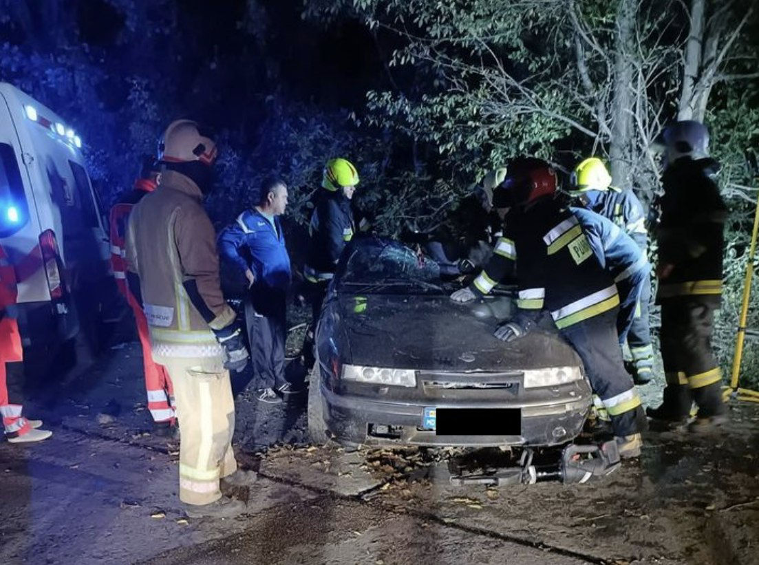 В Кишиневе машина врезалась в дерево: погибла 23-летняя женщина