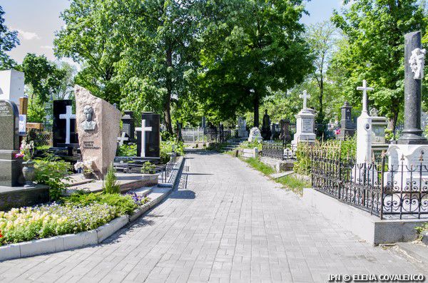 На территории муниципия Кишинэу расположено 11 кладбищ, площадь которых составляет 137 гектаров.