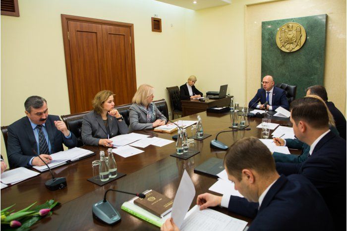 Филип потребовал более ответственно применять закон об оплате труда.
