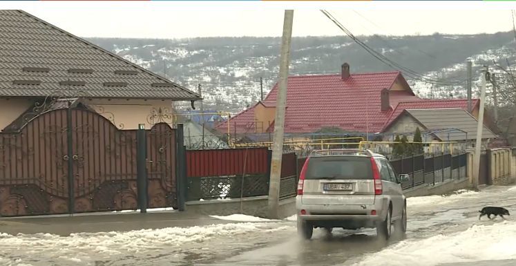 Жители села Сирец добавили мэрии денег на ремонт дорог.