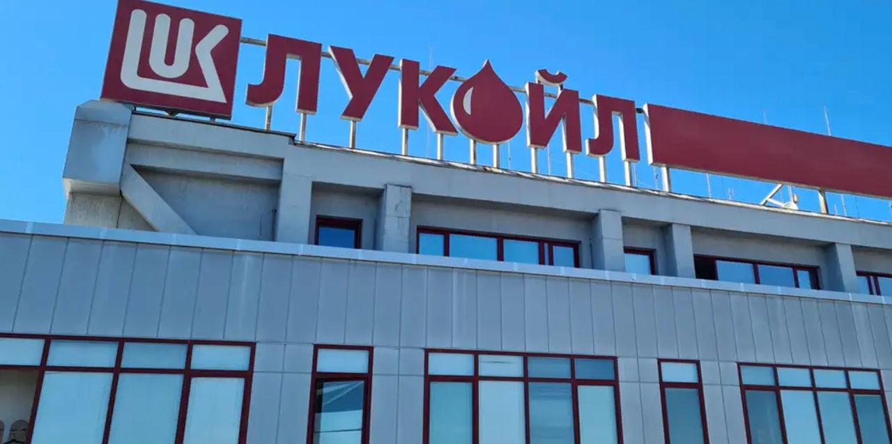"Лукойл" может продать крупнейший НПЗ Болгарии за 1 млрд долларов.