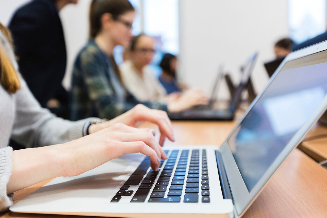 Elevii din clasele a IX-a și a XII-a își vor putea testa competențele digitale.