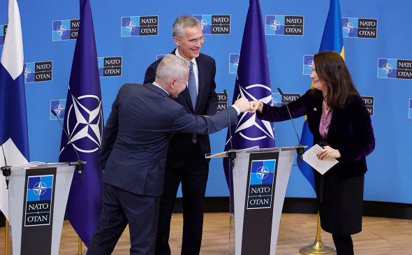 Захарова предупредила Финляндию и Швецию о месте «на передовой» НАТО.