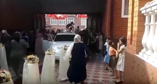 Массовая драка на чеченской свадьбе попала на видео.
