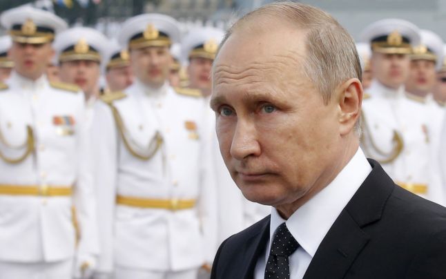 Puterea maritimă rusă, etalată în cadrul unei parade ce a fost supervizată de Putin. Foto: AFP