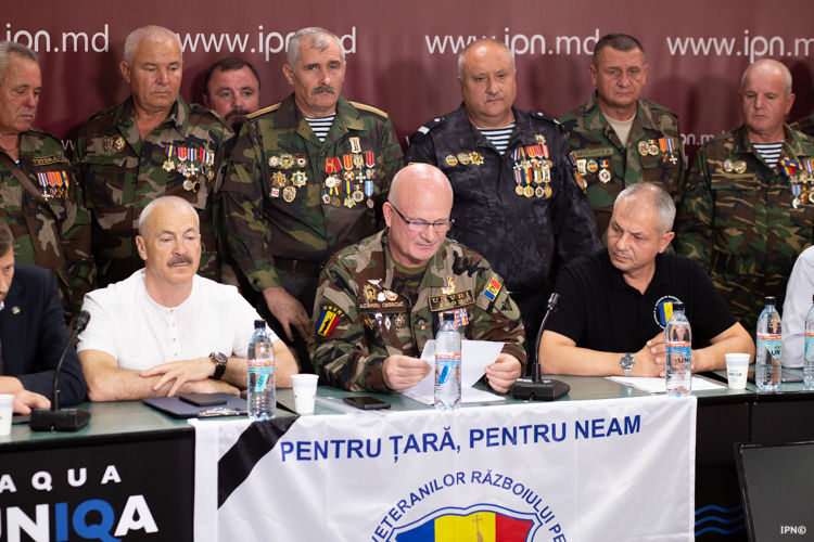 Ветераны Войны за независимость Молдовы требуют приема у Натальи Гаврилицы.