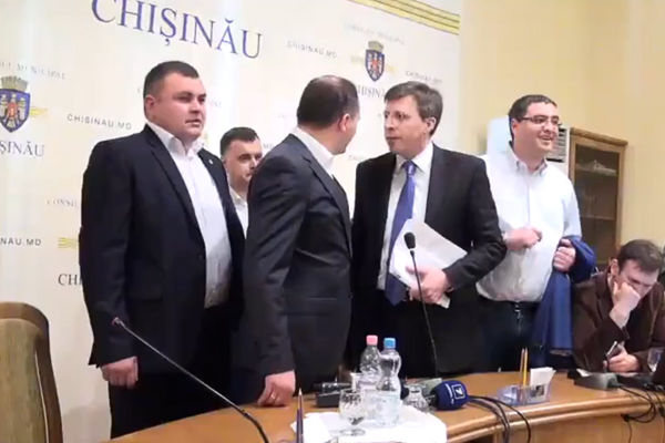 Mai mulţi formatori de opinie consideră că de incidentul cu aplicarea forţei, care a avut loc joi în sala de şedinţe a Consiliului municipal Chişinău, sunt vinovate ambele părţi, atât deputatul socialist Ion Ceban, cât şi primarul capitalei, Dorin Chirtoacă