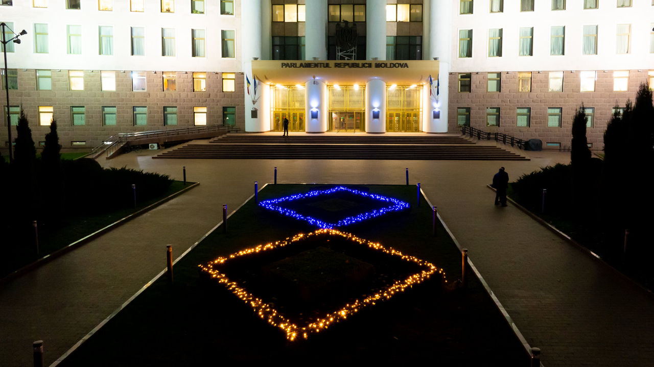 Scuarul Parlamentului Republicii Moldova, iluminat în culorile drapelului ucrainean.